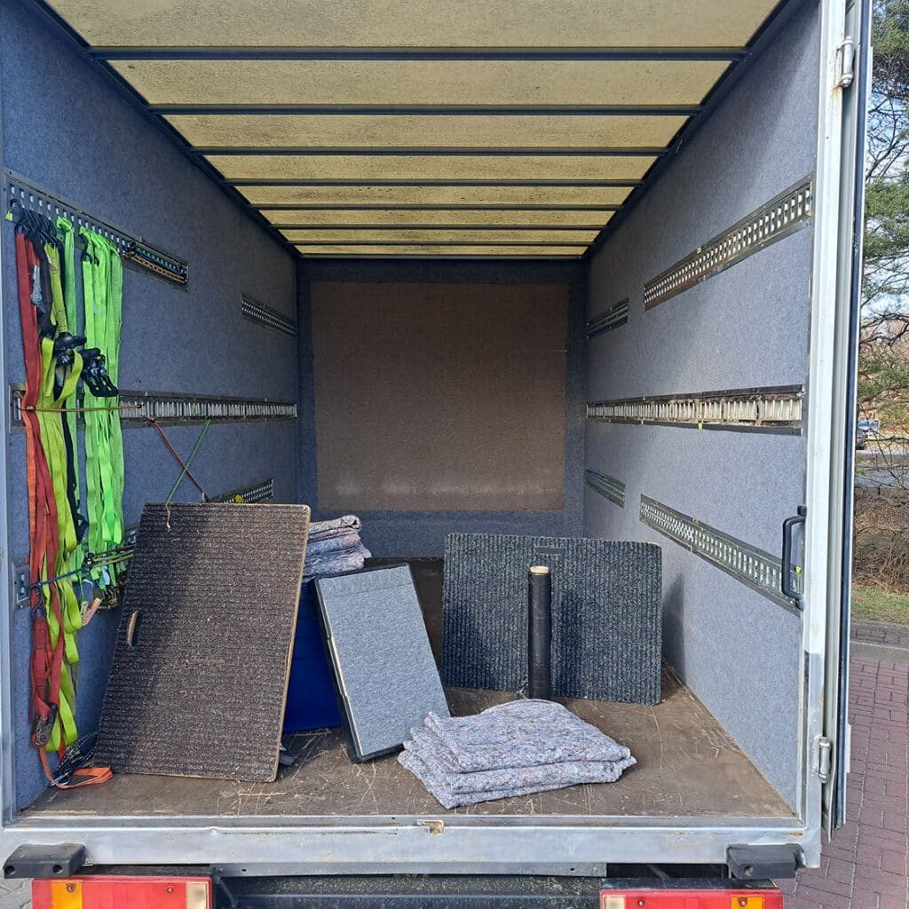 Wnętrze auta przeprowadzkowego - zabezpieczenie mebli i transport przeprowadzki Gdańsk